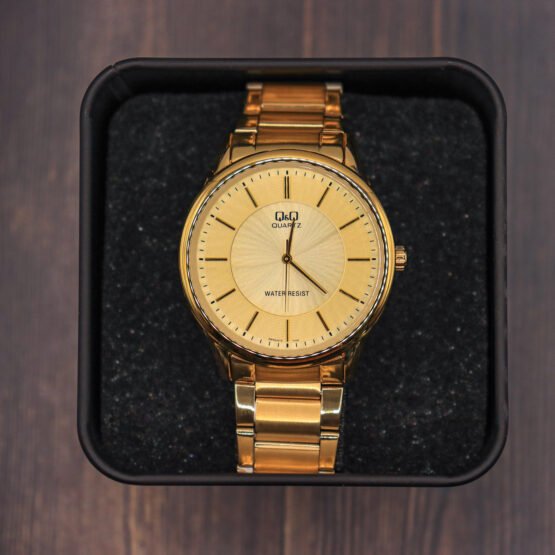 Reloj dorado con dorado