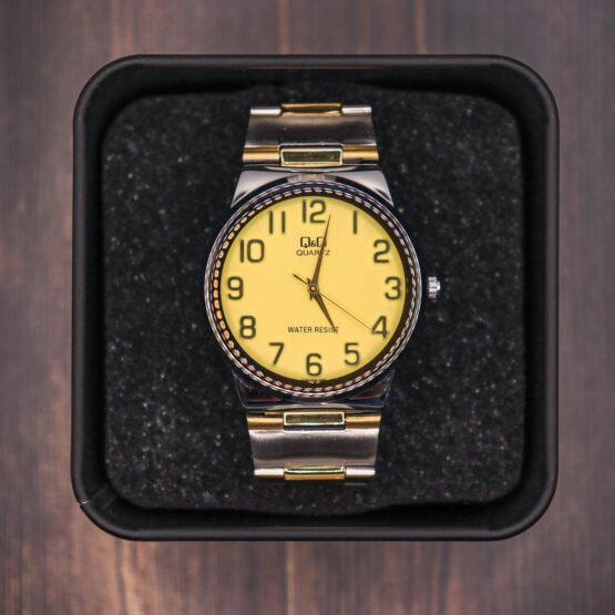 Reloj plateado con dorado