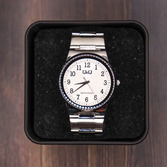 Reloj plateado con plateado