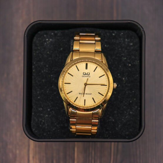 Reloj dorado con dorado