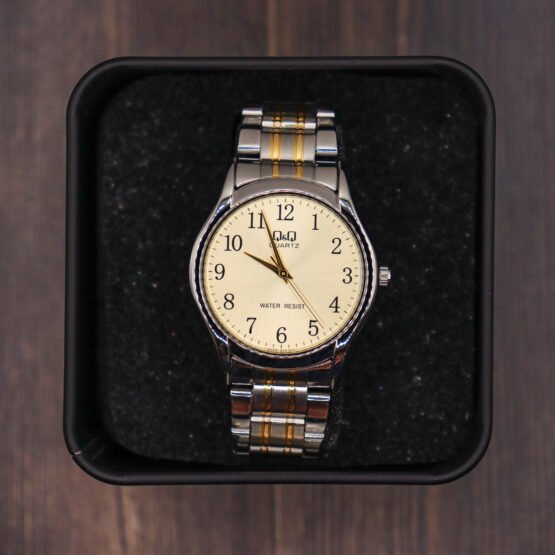 Reloj plateado con dorado