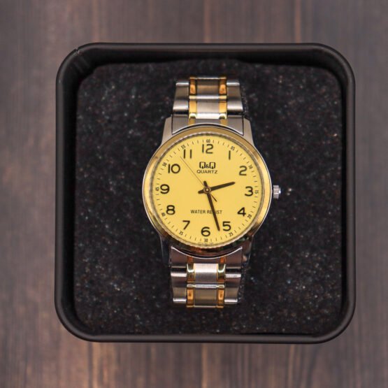 Reloj plateado con dorado