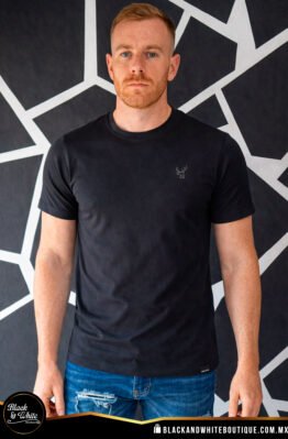 Playera negra básica